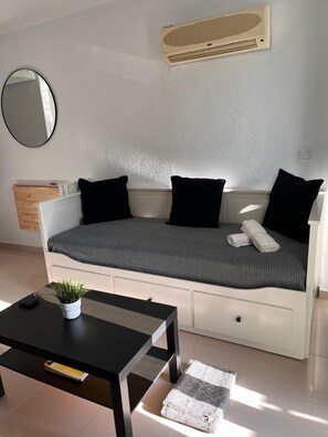 Iron/ironing board, Internet, bed sheets