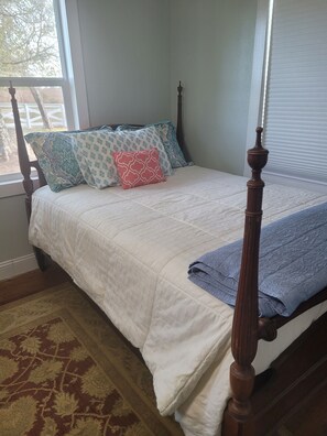 Iron/ironing board, bed sheets