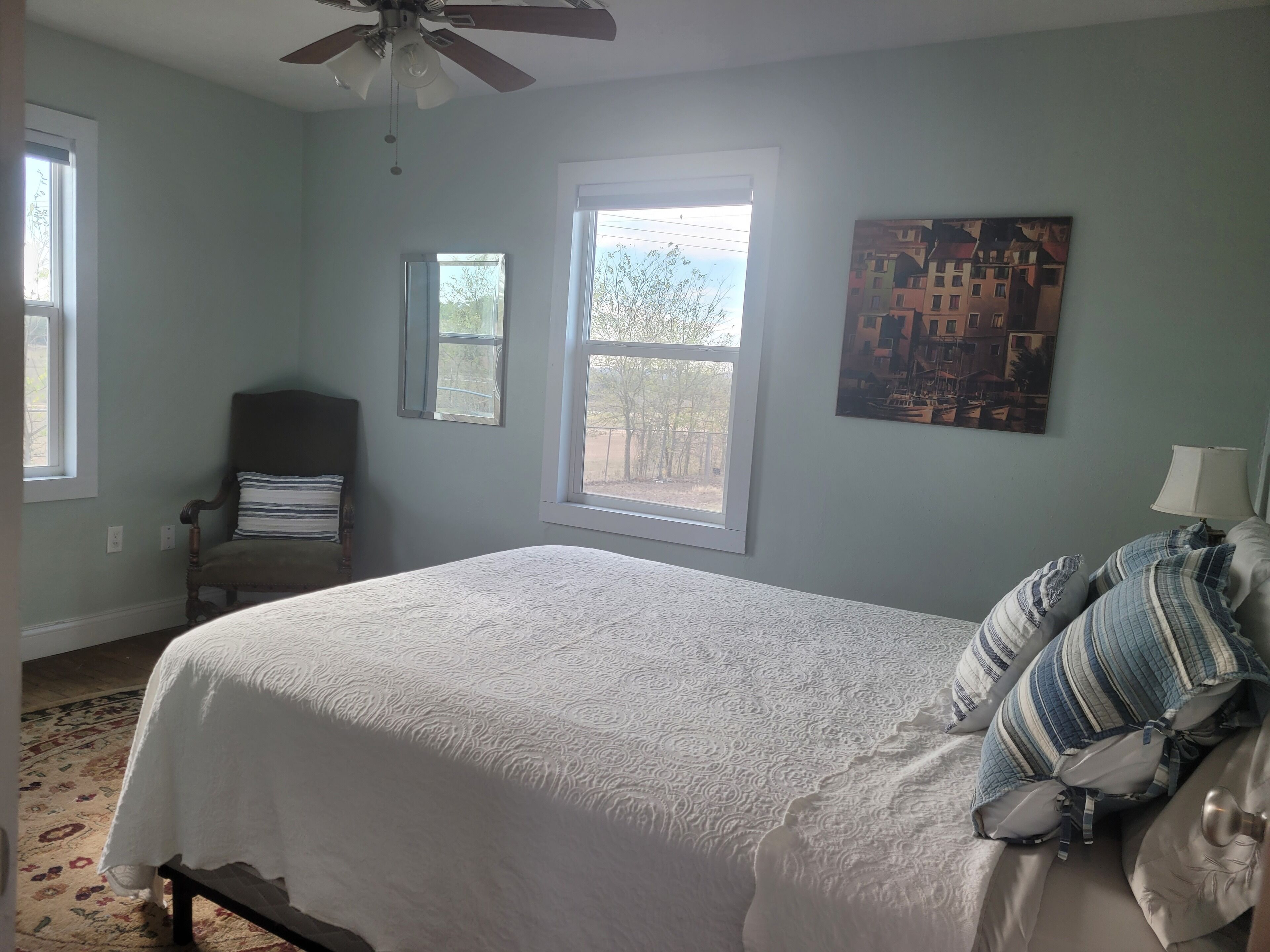 Iron/ironing board, bed sheets