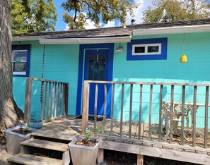 Terrace/patio - 2-bedroom farmhouse in peaceful Burton/ Round Top with beautiful sunrises (Burton)