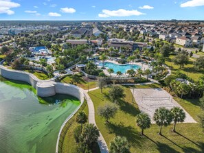 Utomhuspool och uppvärmd pool