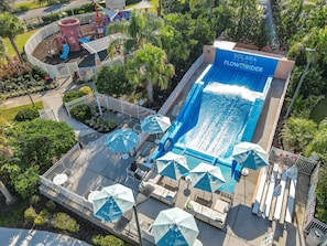 Utomhuspool och uppvärmd pool