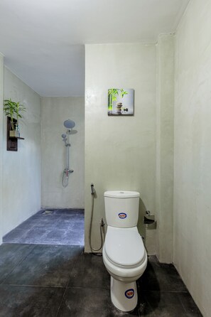 Shower, hair dryer, bidet, towels - Villa Serene Luxe, Private & Peaceful Retreat, Hikkaduwa (Hikkaduwa)