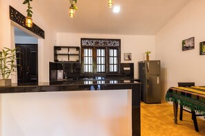 Fridge, microwave, stovetop, dishwasher - Villa Serene Luxe, Private & Peaceful Retreat, Hikkaduwa (Hikkaduwa)