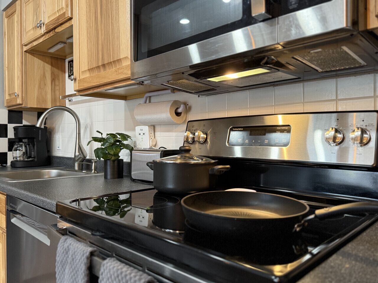 Kühlschrank, Mikrowelle, Ofen, Herdplatte