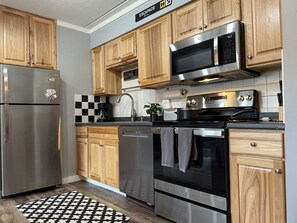 Fridge, microwave, oven, stovetop - Apres Hideaway- Bike to Mountain, Pool, Hiking! (Killington)
