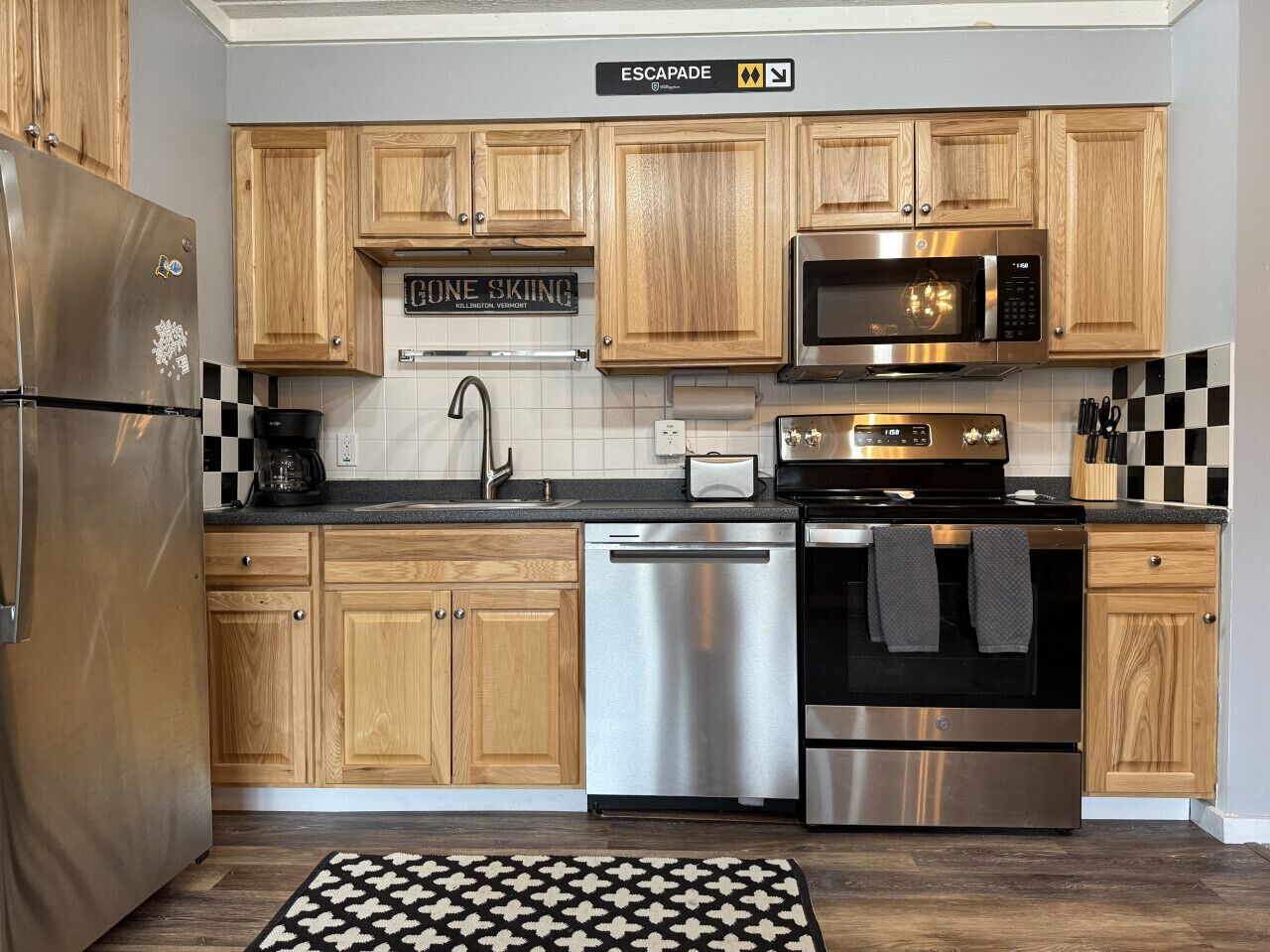 Réfrigérateur, four à micro-ondes, un four, surface de cuisson