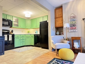 Fridge, microwave, oven, stovetop - The Green Moun-Tini - shuttle on/shuttle off (Killington)