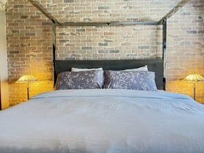 1 slaapkamer, een bureau, een strijkplank/strijkijzer, reisbedje