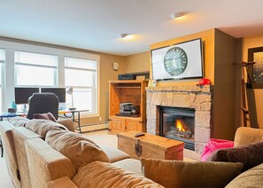 Fernseher, Kamin, Tischfußball, Computerbildschirme