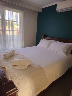 Iron/ironing board, free WiFi, bed sheets - Serene 4-bedroom house in charming Rosebud (Rosebud)