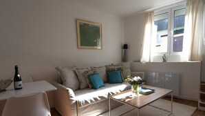 Ein modernes Wohnzimmer mit einer Couch, einem Couchtisch und einem Essbereich.