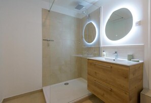 Secadora de cabello y papel de baño 