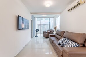 Chalet | Living area - Casa 4 Suites-Com Piscina-137M (Barra de São Miguel)