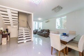 Chalet | Interior - Casa 4 Suites-Com Piscina-137M (Barra de São Miguel)