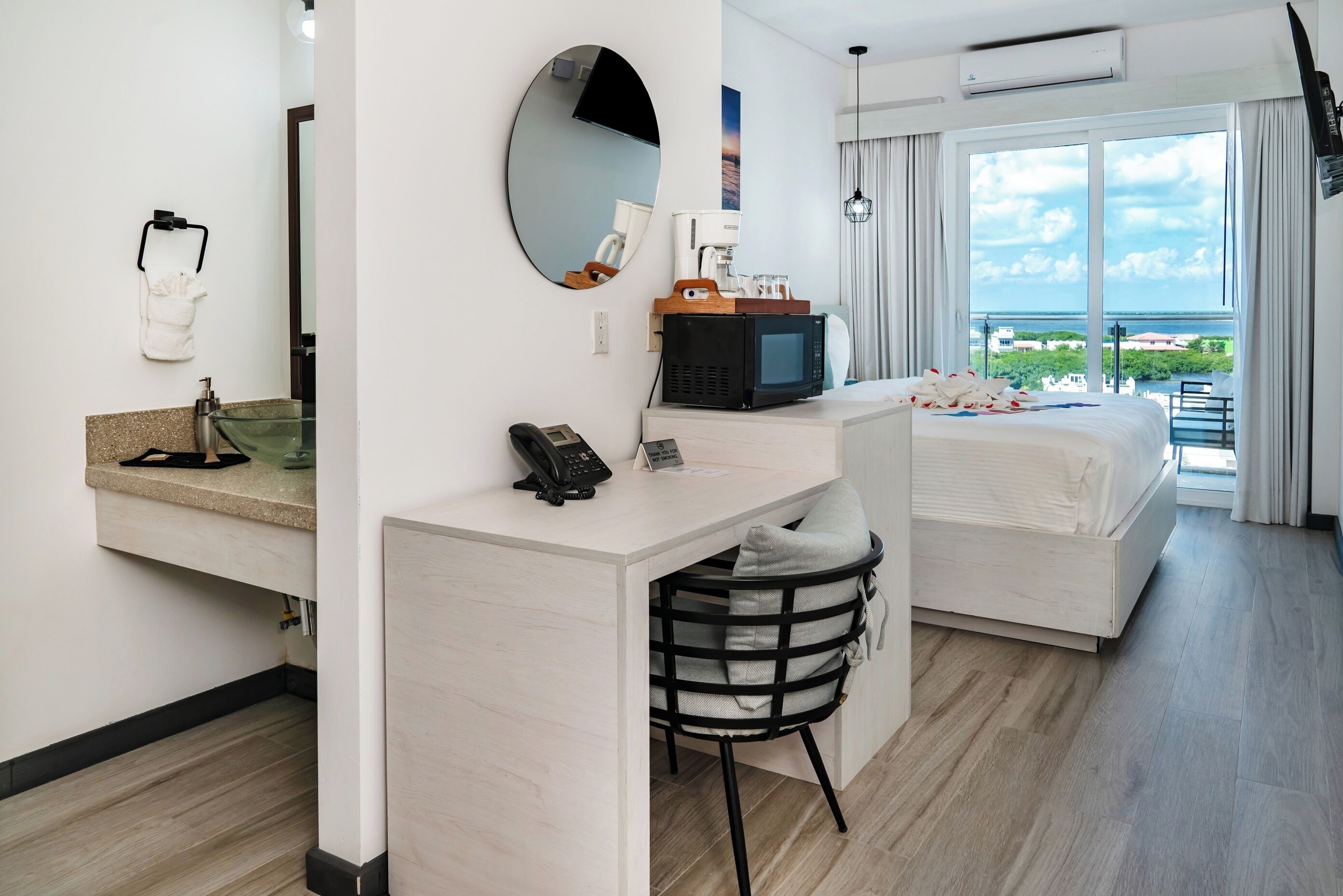 Een bureau, gratis wifi, beddengoed