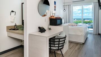 Een bureau, gratis wifi, beddengoed
