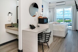 Een bureau, gratis wifi, beddengoed