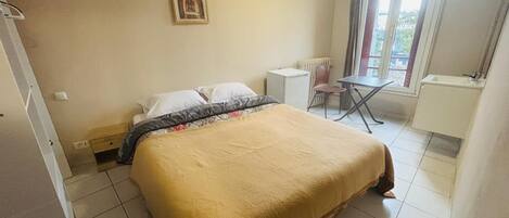 Free WiFi, bed sheets