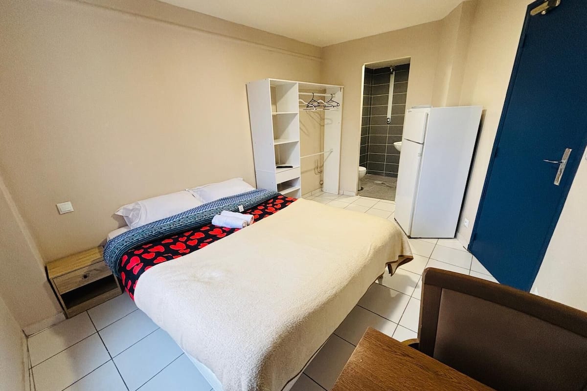 WiFi (free), bed sheets