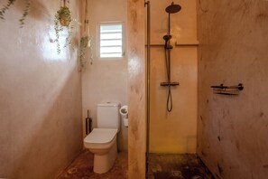 Sèche-cheveux, serviettes fournies, savon, papier toilette
