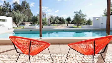 Alberca al aire libre por temporada y sombrillas en la alberca