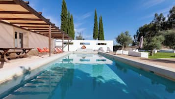 Alberca al aire libre por temporada y sombrillas en la alberca