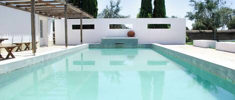 Piscine extérieure (ouverte en saison), parasols de plage