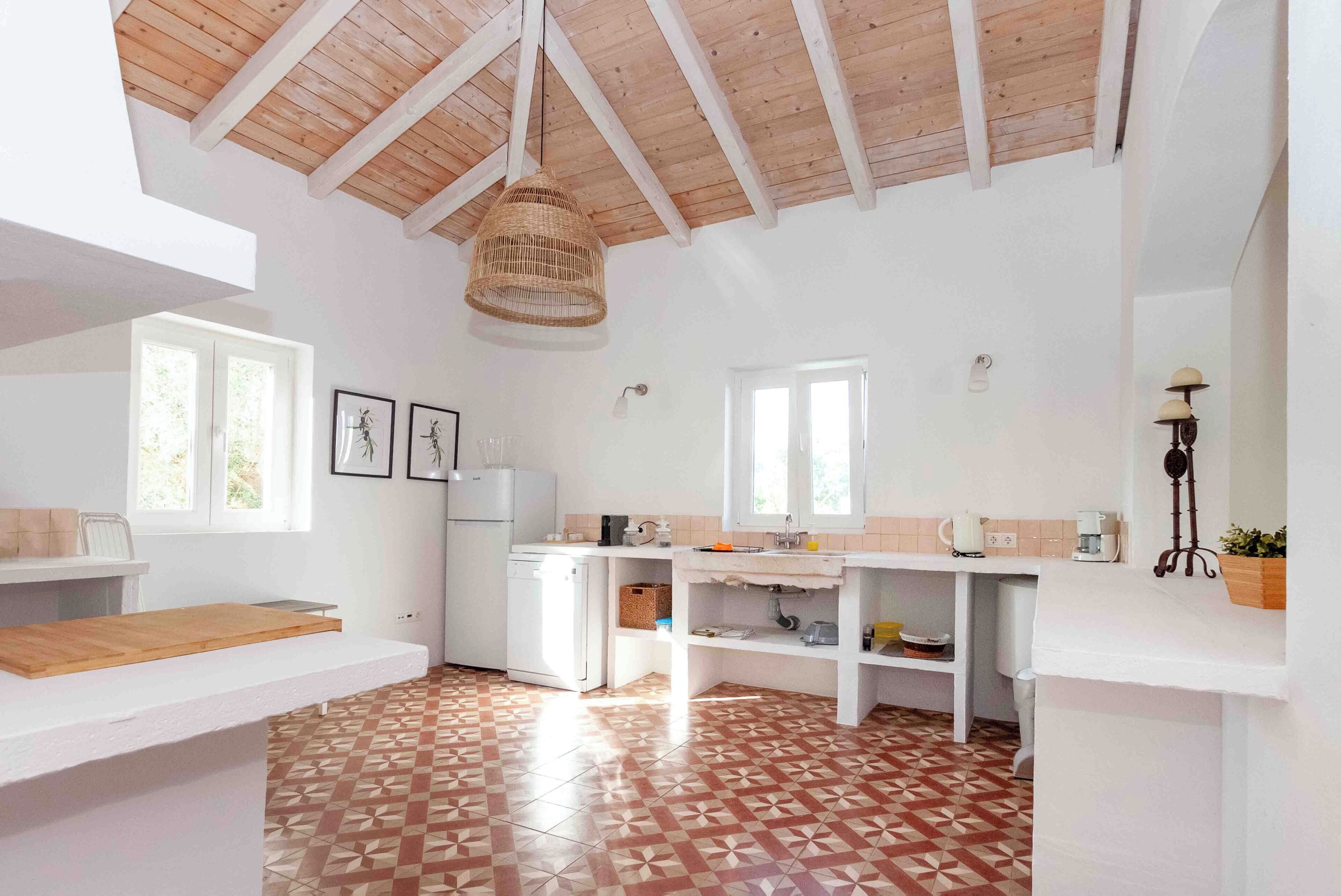 Microwave, stovetop, cookware/dishes/utensils