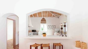 Microwave, stovetop, electric kettle, cookware/dishes/utensils