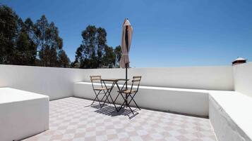 Family House, 3 Bedrooms, Courtyard View | Outdoor dining