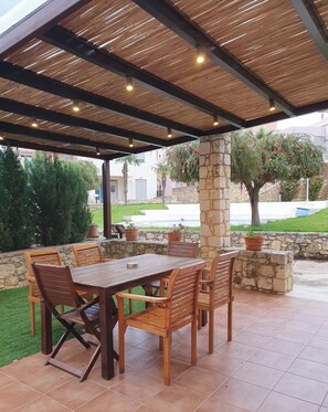 Outdoor dining - Urania – Loutraki Resort (Loutraki)