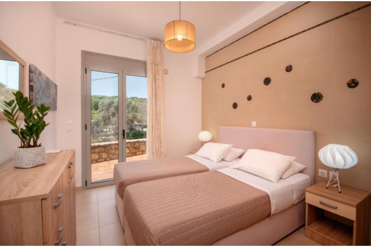 Tabla de planchar con plancha, wifi y ropa de cama 