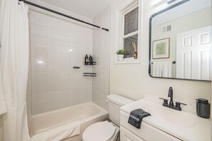 Bidê, toalhas de banho, papel higiênico 