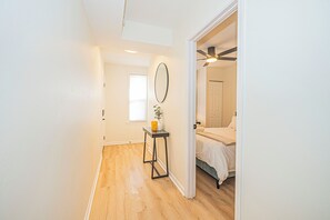 Desk, free WiFi, bed sheets - Charming & Comfy 2BR Apartment near in Downtown DC (Washington)