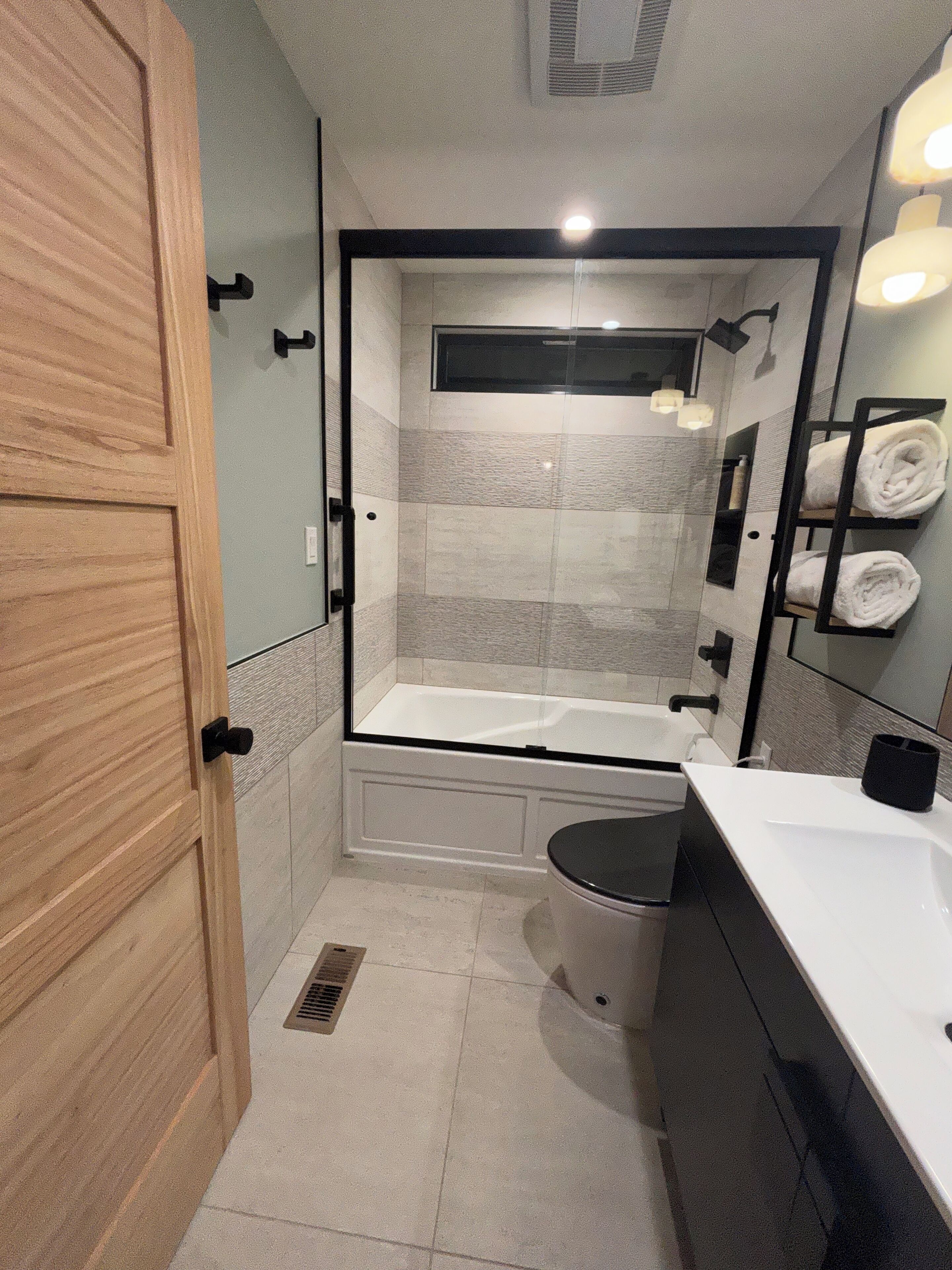 Un baño moderno con bañera, inodoro y lavabo.