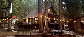 Cozy Nordic Cabin near Scotts Flat Lake with Pickleball/Basketball Court!