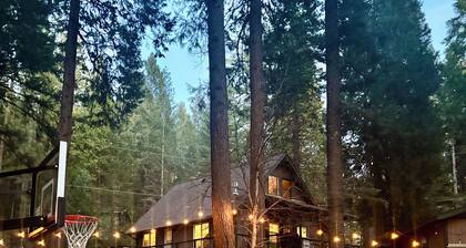 Cozy Nordic Cabin near Scotts Flat Lake with Pickleball/Basketball Court!