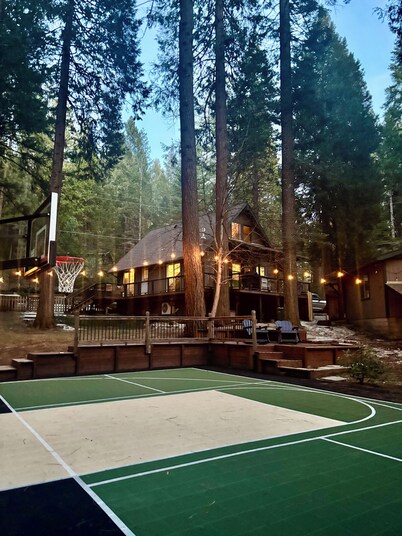 Cozy Nordic Cabin near Scotts Flat Lake with Pickleball/Basketball Court!