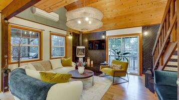 Smart TV, chimenea, libros