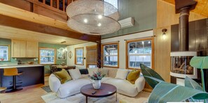 Smart-TV, Kamin, Bücher