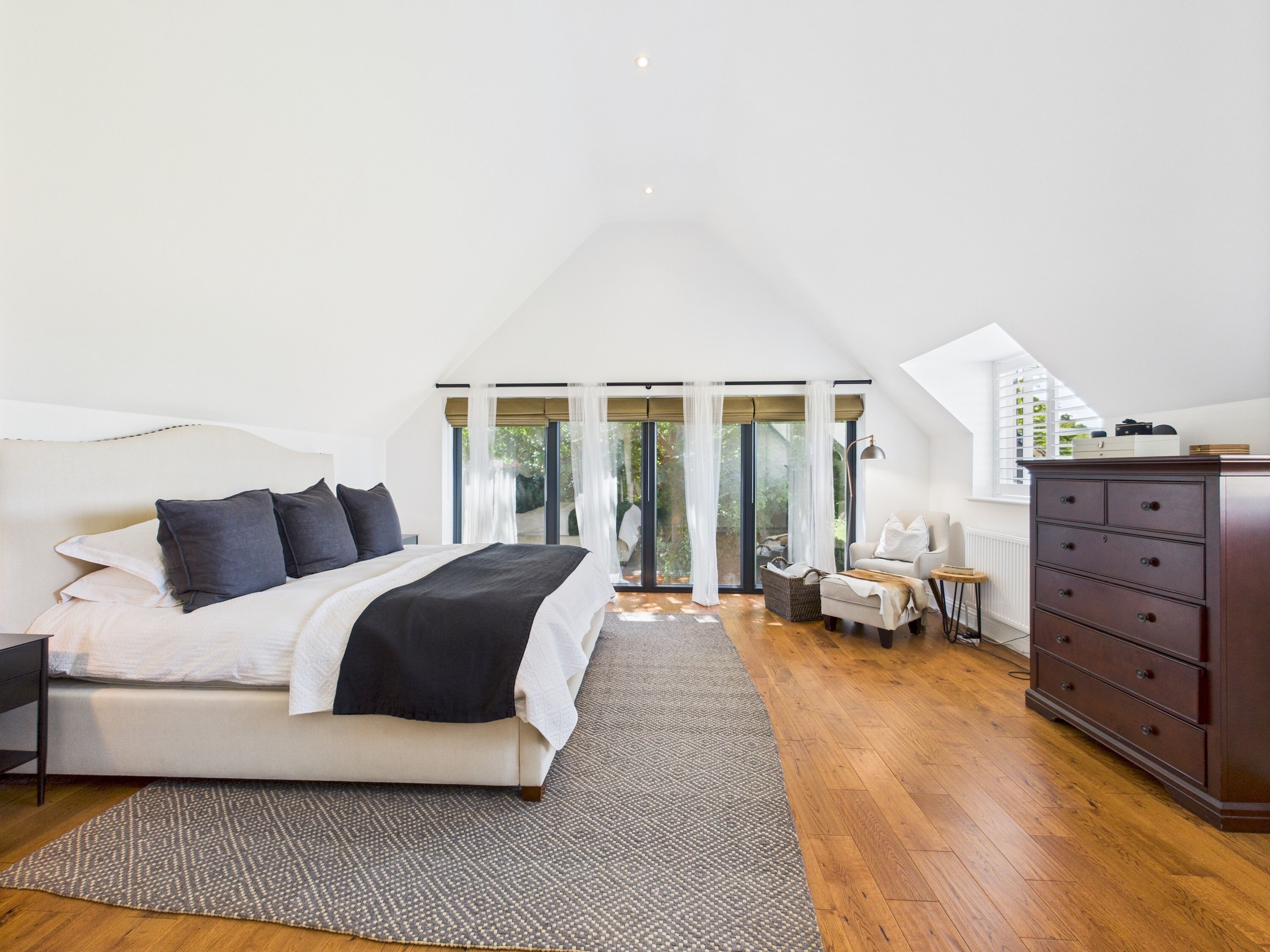 5 bedrooms, iron/ironing board, free WiFi, bed sheets