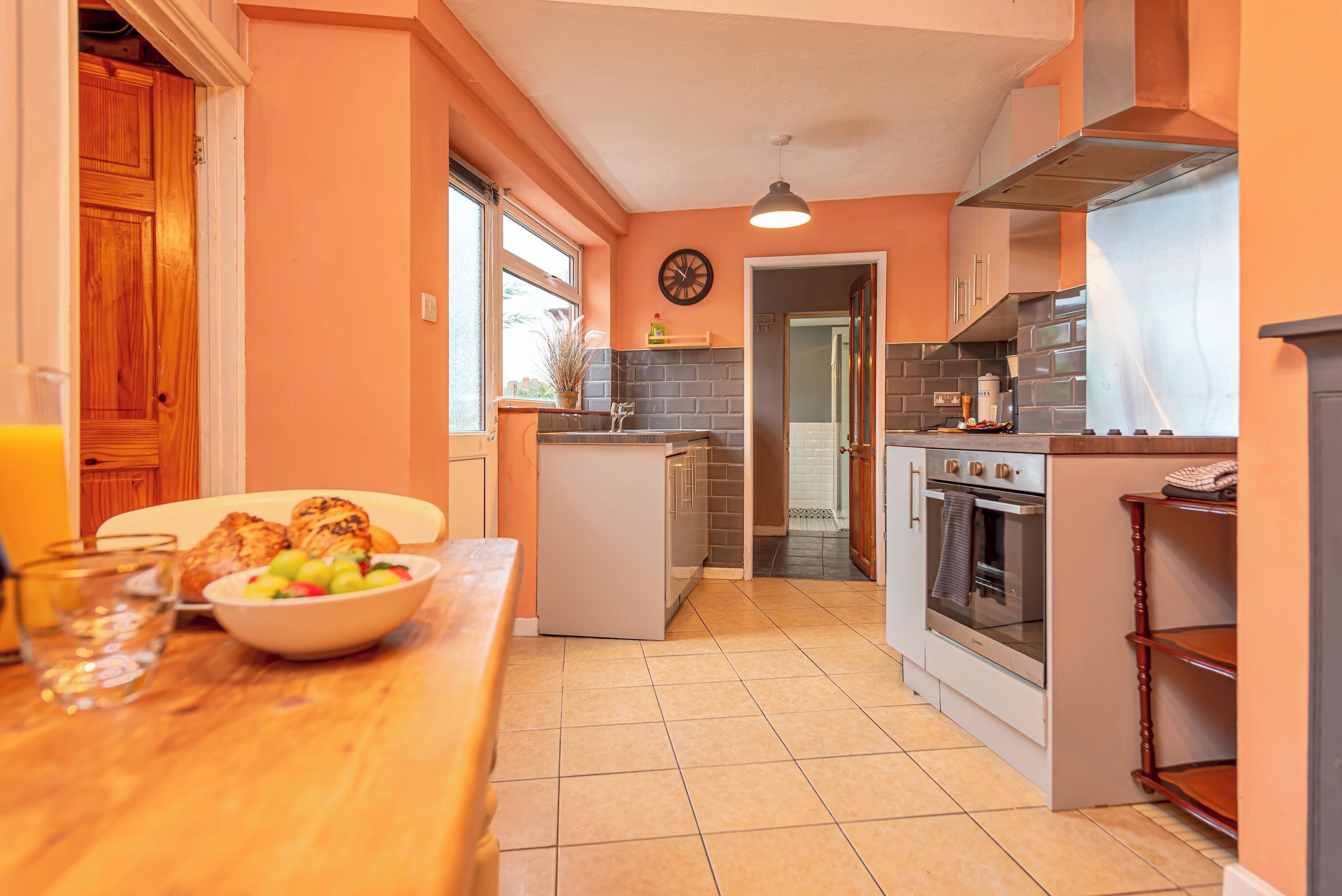 Jääkaappi, uuni, kahvin-/teenkeitin, leivänpaahdin