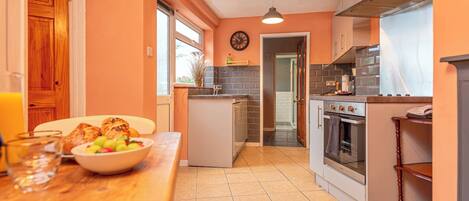 Jääkaappi, uuni, kahvin-/teenkeitin, leivänpaahdin