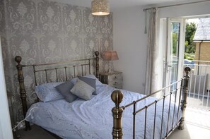 مكواة/لوح كي وسرير سفر وواي فاي وملاءات أسرّة