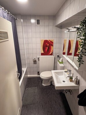 Haartrockner, Handtücher, Seife, Toilettenpapier