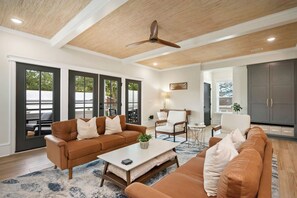 TV, books - Villa Azul: Upscale Home with Pool, Elevator (Oak Island)