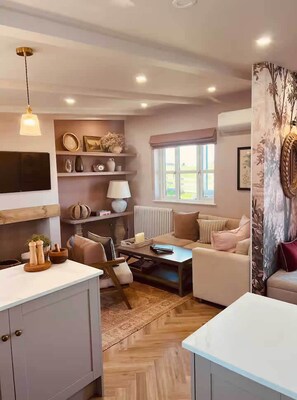 Smart TV, books - The Fuller's Shed All Weather Couples Rural Retreat with Private Hot tub (Dadlington)