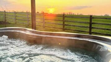 Tina de hidromasaje al aire libre