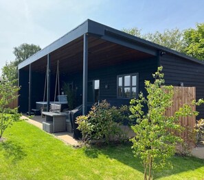 Terrace/patio - The Fuller's Shed All Weather Couples Rural Retreat with Private Hot tub (Dadlington)